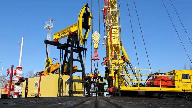 Российские нефтяные гиганты страдают из -за дорогих рублей и низких цен