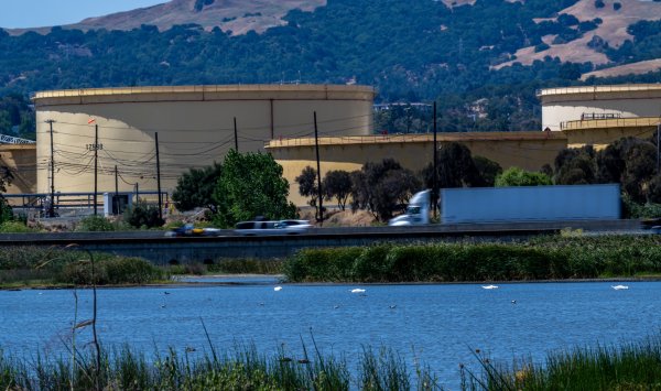 Petrolea является главой ежемесячной потери из -за опасений по поводу насыщения и геополитики