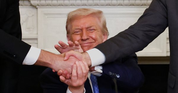 Россия возлагает большие надежды на встречу Трампа и Путина, мир не является одним из них