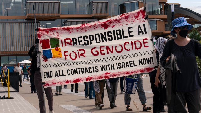 Microsoft уволила двух сотрудников, вторгающихся на канцелярию своего президента