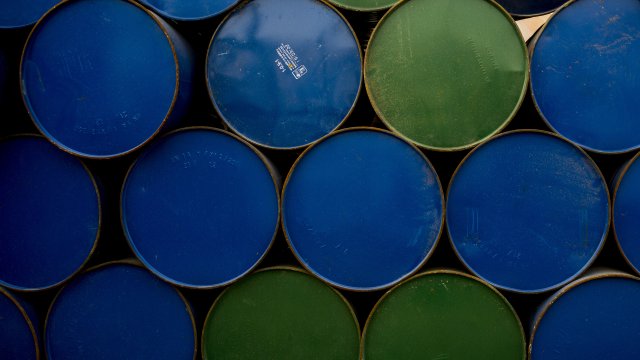 С июня нефть направляется к крупнейшей еженедельной потере цен.