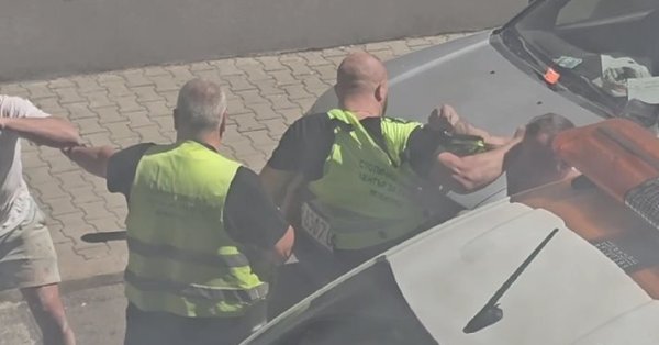 Сражаться в центре Софии из -за скобки видео