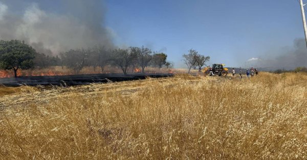 Пожар взорвался между Стральдзхой и перекресткой Петолашки -роуд