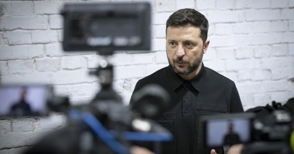 Зеленски готов отступить украинскую землю в Россию?