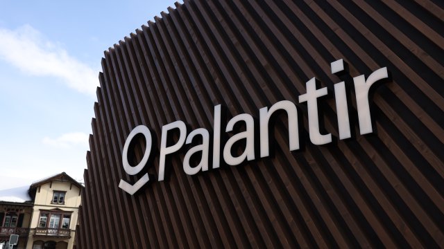Выручка Palantir впервые превысила 1 миллиард долларов США