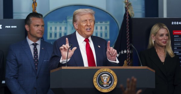 Чатбот Маск объявил Трампа самым известным преступником в Вашингтоне