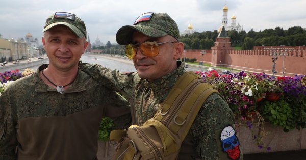 Российские солдаты стреляют друг другу, чтобы получить выгоды