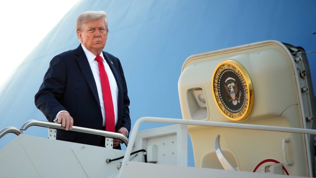 Трамп разговаривал по телефону с Зеленски и группой европейских лидеров о встрече с Путином