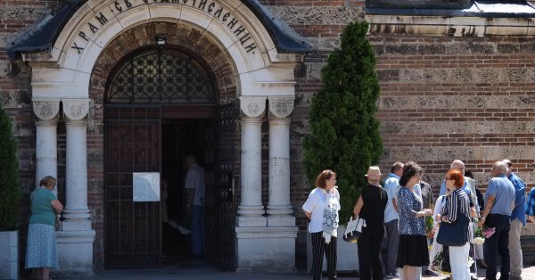 Родственники и друзья послали профессора Венсеслава Николов в его последний раз