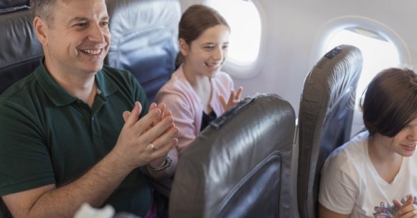 Более 70% болгар аплодируют при посадке самолета