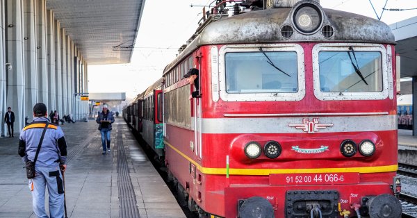 Две 20-летние девочки выпрыгнули из окна поезда, которые пропустили их остановку