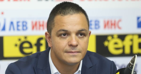 Цанков Цанков с достижением для 24-часового непрерывного плавания в Дунайке без неопрена