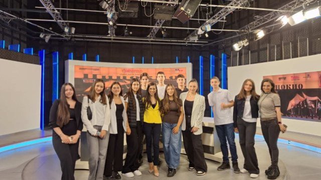 Студенты старших классов вступают в мир новостей Болгарии в эфире и Bloomberg TV Bulgaria