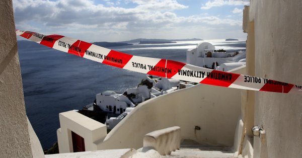 Туристы снимали огромный оползень на Санторини: Острый остров опасен? Видео
