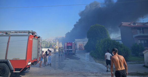 Эвакуировать туристов во многих местах в Греции из -за пожаров