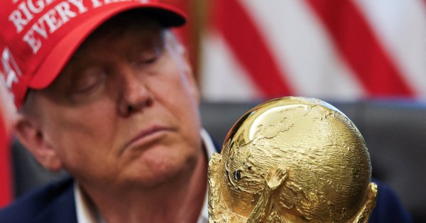 Трамп решительно хочет Нобелевскую премию мира, но комиссия не среди его поклонников