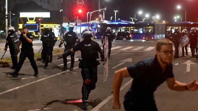 Политические протесты в Сербии превратились в насилие с столкновениями в больших городах
