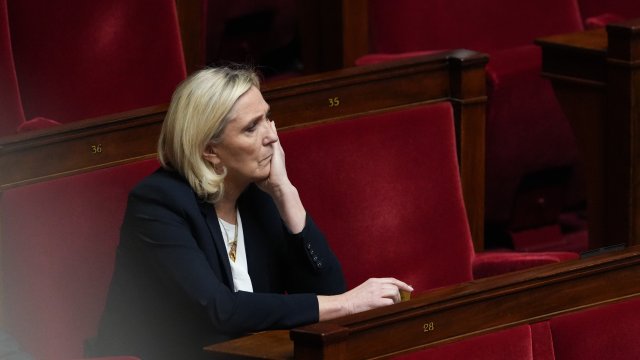 Кризис идентичности встряхивает крайне правый во Франции