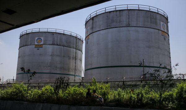 Нефть держит падение, и рынки игнорируют угрозы Трампа