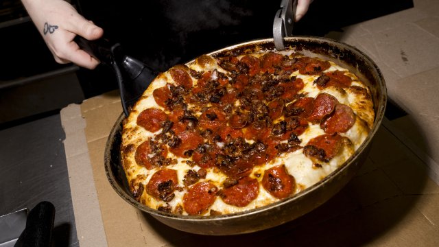 Пицца Домино сократила его дивиденды и быстро сражается с продажами.