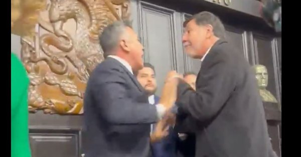 В Сенате Мексики они привлекли хороший бой во время гимн видео