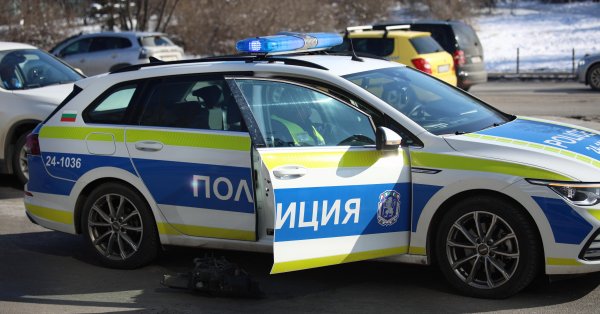 Творчески: водитель с бумажными регистрационными пластинами, написанными с маркером