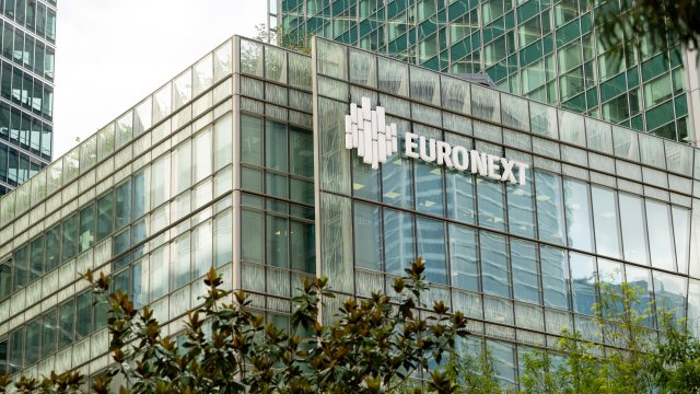 Европейские обмены покраснели, но новые угрозы Трампа бросили тень в некоторых секторах