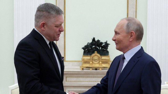 Словакия экспортирует оружие за 1 миллиард евро в Украину, в то время как премьер -министр Фико приезжает к товарищам Путина с Путином