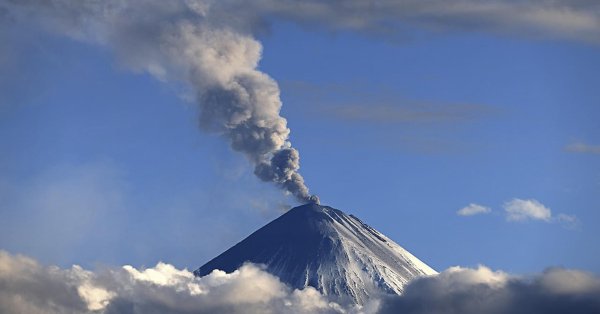 Вулкан Развинник избивает 9-километровое облако пепла в небе