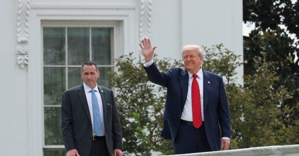 Трамп назвал лауреат Нобелевской премии за экономику "сумасшедшим Блоссаром"