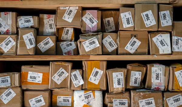 Обязанности небольших поставок в США вступили в силу и рискуют будущим электронной коммерции