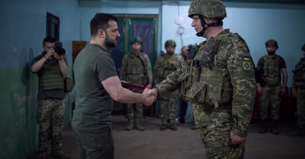 Зеленски посетил военные на передней части недалеко от Сумска