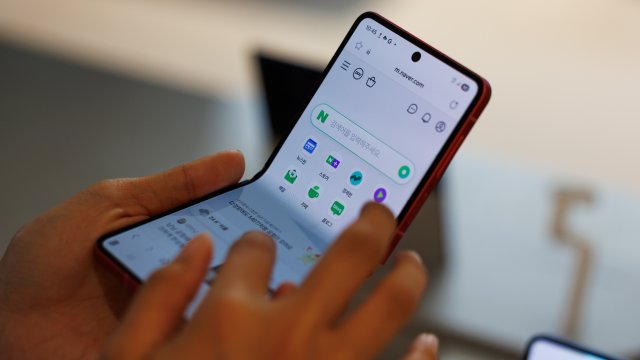 Samsung берет долю рынка Apple в Соединенных Штатах, в то время как складные телефоны собирают скорость
