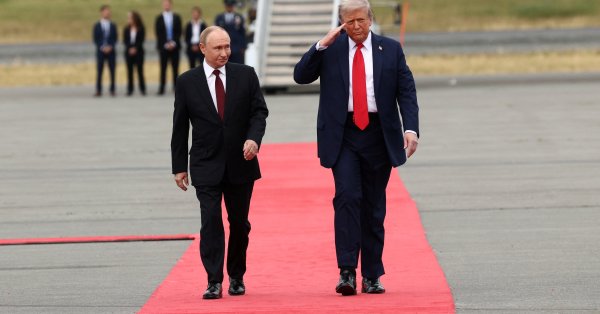 Критика Трампа из Соединенных Штатов о том, что он распял красную ковровую дорожку перед Путинским бизнесом