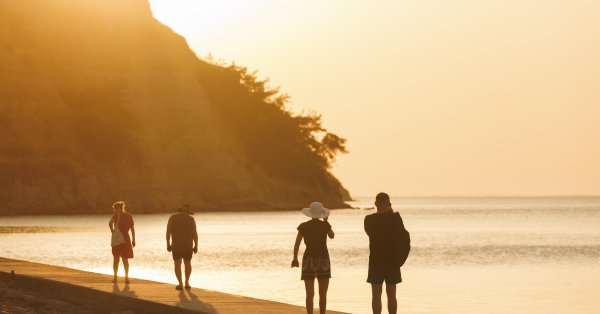 Миллионы туристов отправляются в Грецию на отпуск, но греки остаются дома