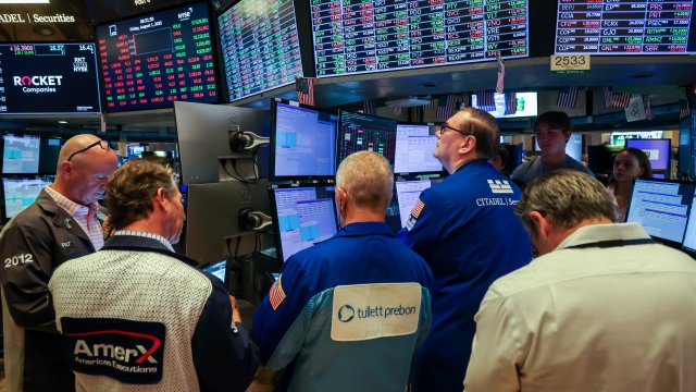 Доу Джонс добавил почти 600 баллов и удалил пятничные потери