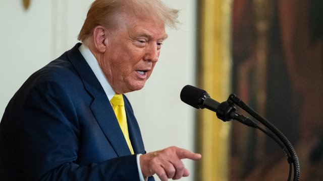 Трамп напоминает исполнительным директорам, кто является крупнейшим боссом