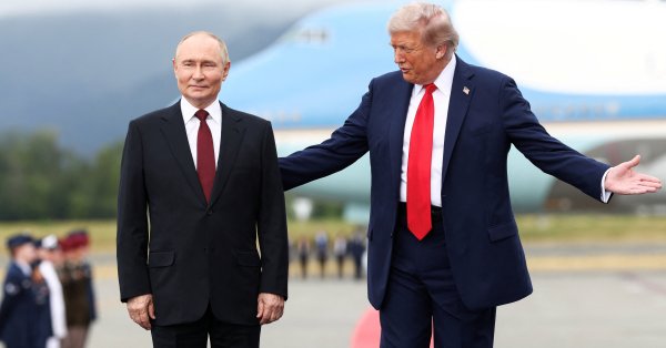 В США: Трамп распространил красную ковровую дорожку для Путина, но оставил пустым -