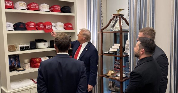 Трамп показал Зеленски и Макрону свою коллекцию шляп и сувениров Мага