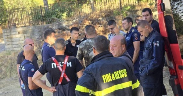 Два вертолета находятся на земле, чтобы овладеть огнем в Пирине