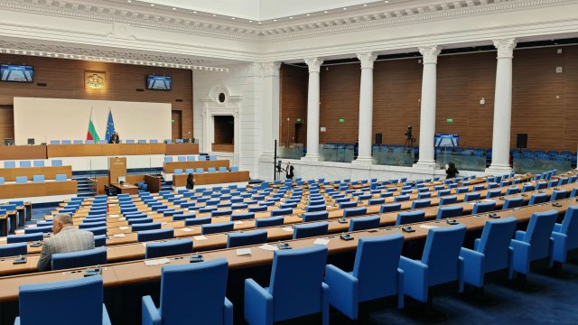 Что делало национальное собрание в течение года?