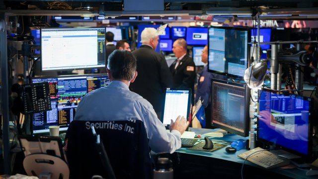 Уолл -стрит закрыта с уменьшением, но S & P 500 зафиксировал четвертый месяц роста подряд подряд