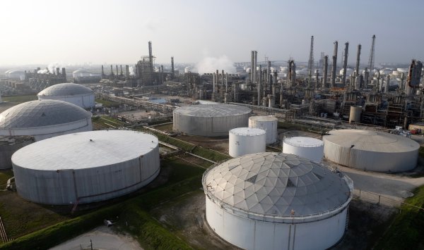 Нефть стабилизируется после запаса в акциях США