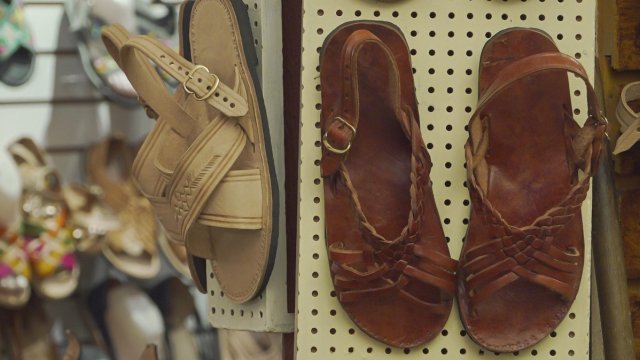 Мексика хочет компенсации adidas из -за обуви, вдохновленной традиционными сандалиями