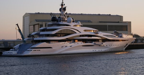 Украшенная роскошная яхта российского олигарха была продана на аукционе в Соединенных Штатах