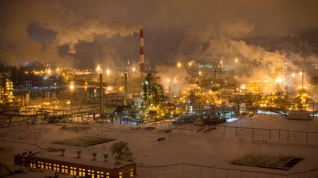 Украинские беспилотники поразили два российских нефтеперерабатывающих завода и военные компании