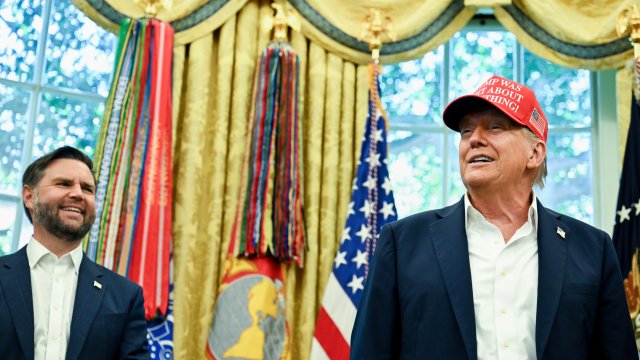 Трамп также угрожает обязанностям на мебели