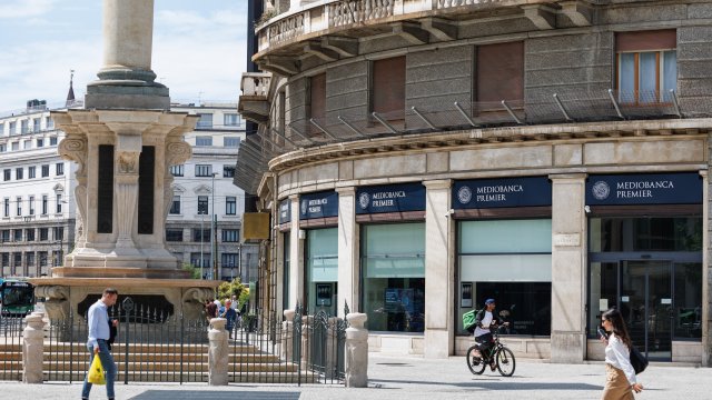 Инвесторы Mediobanca предлагают 13% акций банка Монте -Пасчи