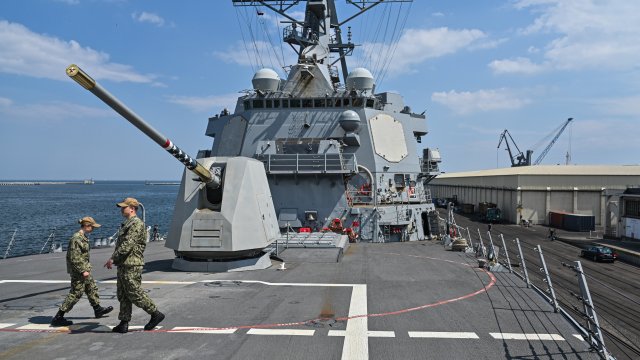 Почему у нас есть военные корабли возле Венесуэлы?