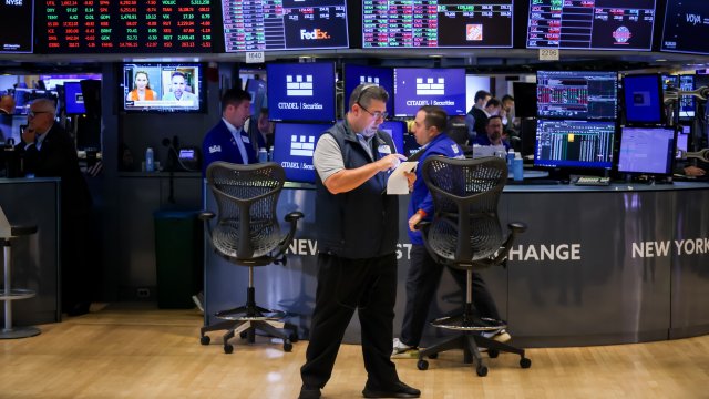 Доу Джонс добавил более 400 очков, S & P 500 закончил на другом пике рекордов